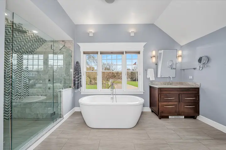 Primary bath with soaking tub
